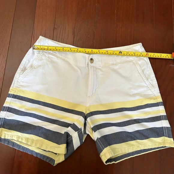 Columbia Women's Sun Protection Shorts Size 10 White with Gray & Yellow … - Picture 9 of 13